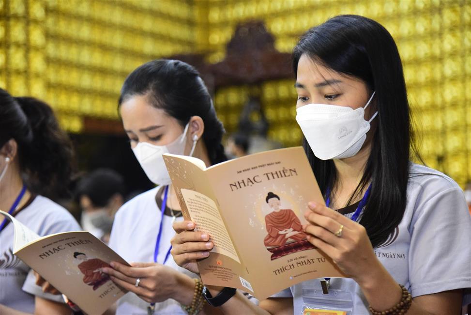 Đông đảo bạn trẻ tham dự khóa tu tại chùa Giác Ngộ