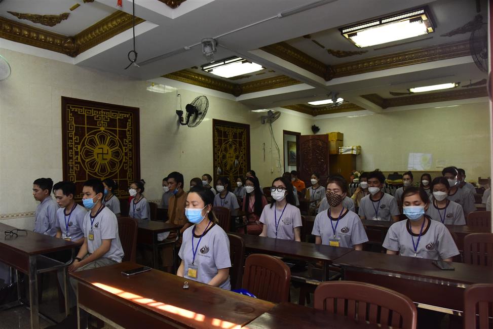 Đông đảo bạn trẻ tham dự khóa tu tại chùa Giác Ngộ