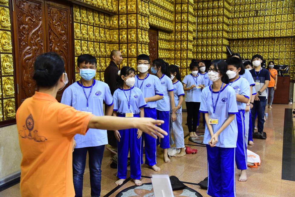 Hôm nay em trở về chùa, ê a theo Thầy bài học đạo đức