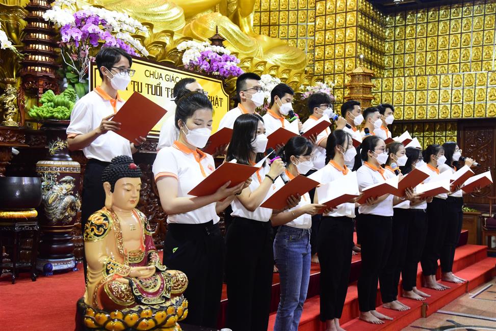 Đông đảo bạn trẻ tham dự khóa tu tại chùa Giác Ngộ