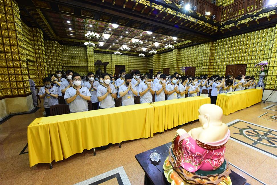 Đông đảo bạn trẻ tham dự khóa tu tại chùa Giác Ngộ