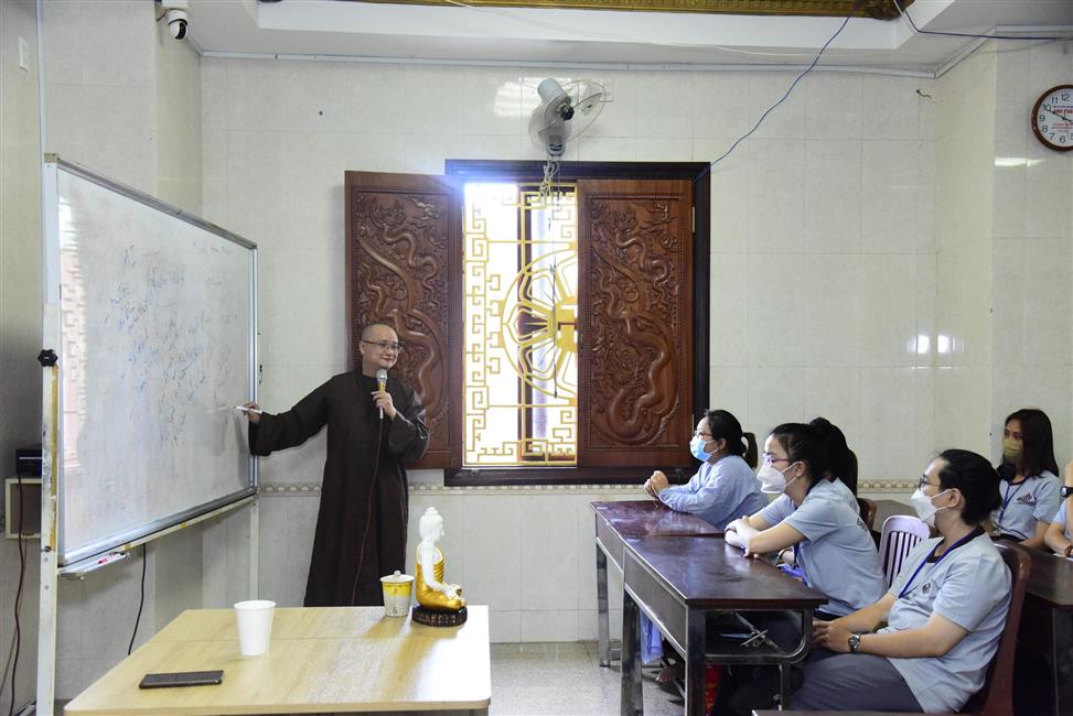 Đông đảo bạn trẻ tham dự khóa tu tại chùa Giác Ngộ