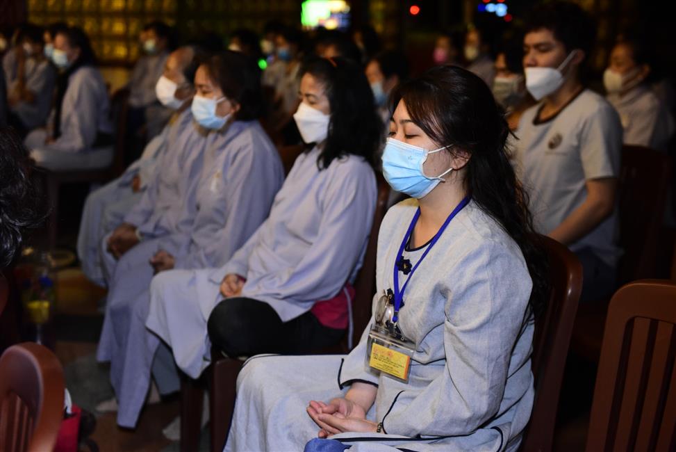 Đông đảo bạn trẻ tham dự khóa tu tại chùa Giác Ngộ