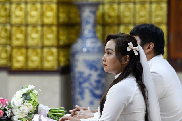 Chú rể Tấn Trung và cô dâu Phương Oanh tiến tới hôn nhân bằng nghi thức hằng thuận