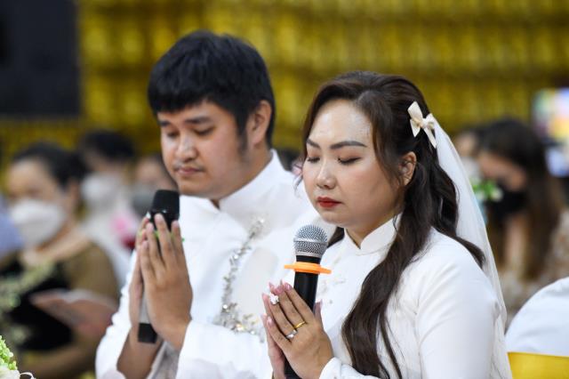 Chú rể Tấn Trung và cô dâu Phương Oanh tiến tới hôn nhân bằng nghi thức hằng thuận