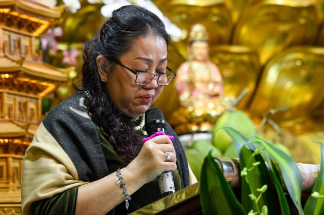 Chú rể Tấn Trung và cô dâu Phương Oanh tiến tới hôn nhân bằng nghi thức hằng thuận
