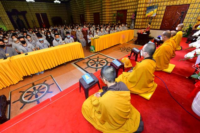 Người trẻ về chùa tham dự khóa tu