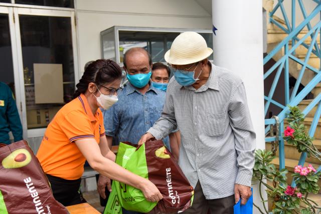 Trao quà yêu thương cho ngày Tết thêm đong đầy