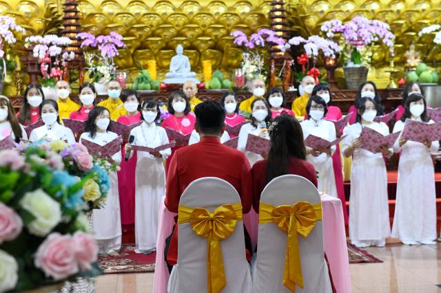 Rộn ràng đám cưới đầu năm 2022 tại chùa Giác Ngộ