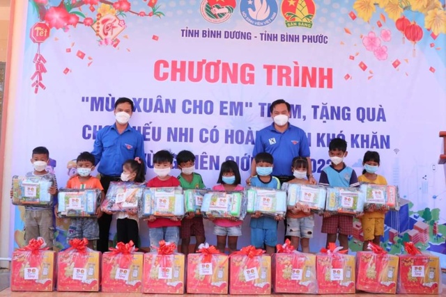 Bình Phước: Tết với nhiều sẻ chia ấm áp cùng tuyến đầu ngăn dịch và bà con nghèo