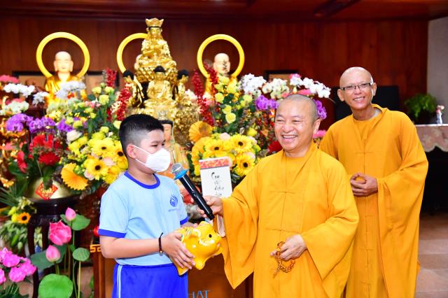 “Búp sen” trở lại chùa sinh hoạt