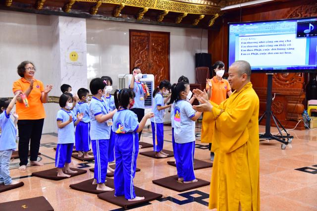 “Búp sen” trở lại chùa sinh hoạt