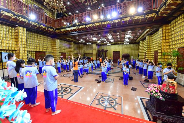 “Búp sen” trở lại chùa sinh hoạt