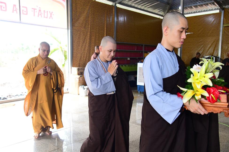Quan niệm đời thường đối với xuất gia gieo duyên