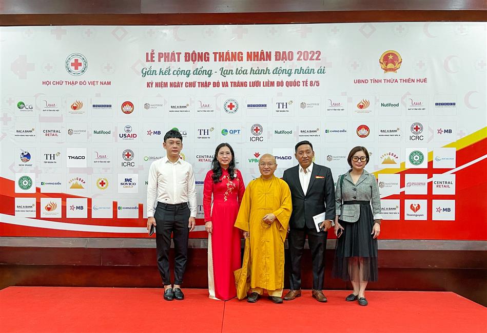 TT. Thích Nhật Từ cùng Ban Lãnh đạo Quỹ Đạo Phật Ngày Nay tham dự Lễ phát động Tháng Nhân đạo năm 2022