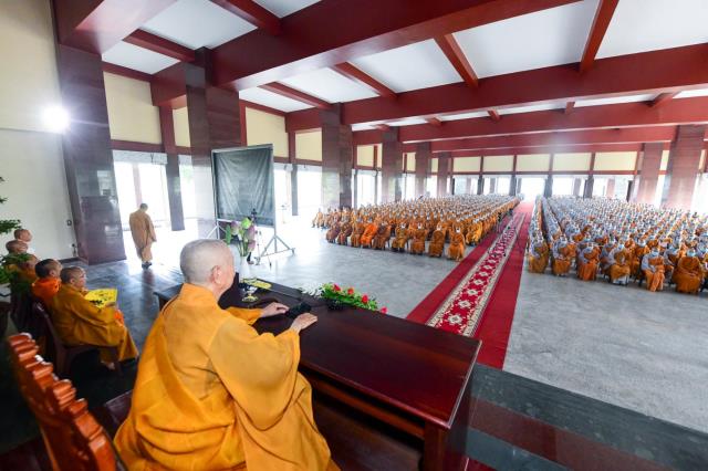 Đức Trưởng lão quyền Pháp chủ Thích Trí Quảng khai pháp trong khóa An cư của Học viện PGVN tại TP. HCM