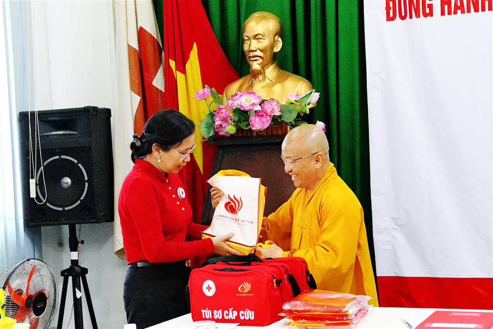 Quỹ ĐPNN ký kết dự án 5 năm cùng Trung ương Hội Chữ thập đỏ Việt Nam trao 7.000 túi sơ cấp cứu &quot;Chung tay vì an toàn cho ngư dân nghèo, khó khăn&quot;