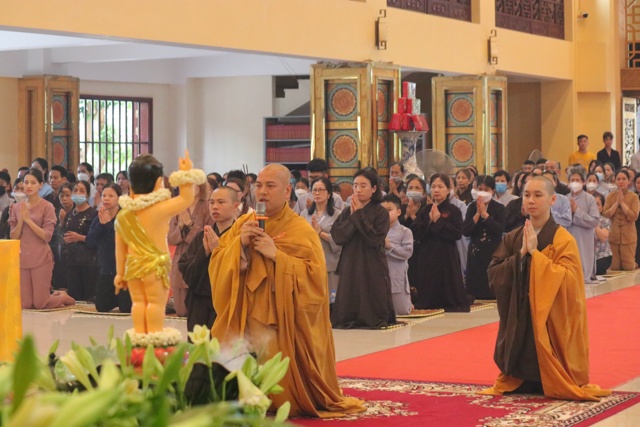 Phật tử Chùa Long Hưng về bên Phật mừng Phật đản sinh