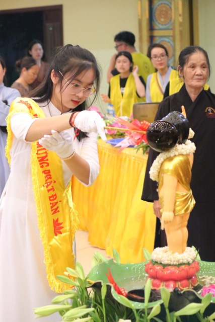 Phật tử Chùa Long Hưng về bên Phật mừng Phật đản sinh