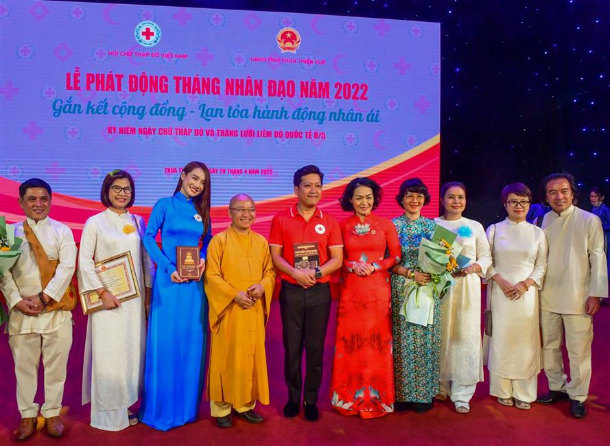 TT. Thích Nhật Từ cùng Ban Lãnh đạo Quỹ Đạo Phật Ngày Nay tham dự Lễ phát động Tháng Nhân đạo năm 2022