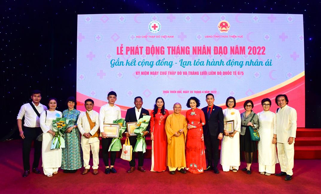 TT. Thích Nhật Từ cùng Ban Lãnh đạo Quỹ Đạo Phật Ngày Nay tham dự Lễ phát động Tháng Nhân đạo năm 2022