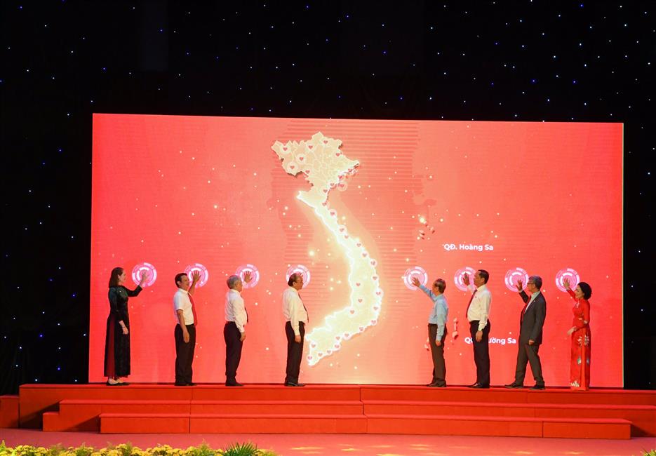 TT. Thích Nhật Từ cùng Ban Lãnh đạo Quỹ Đạo Phật Ngày Nay tham dự Lễ phát động Tháng Nhân đạo năm 2022