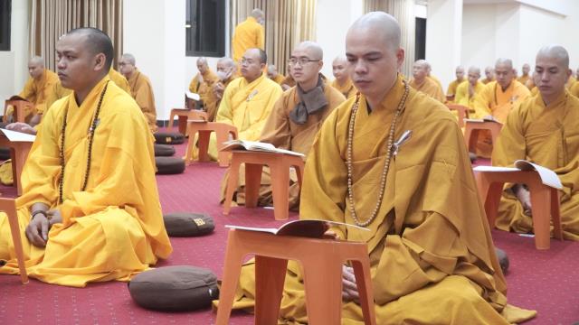 Chư Tăng Học viện PGVN tại Hà Nội thính giới, bố tát định kỳ