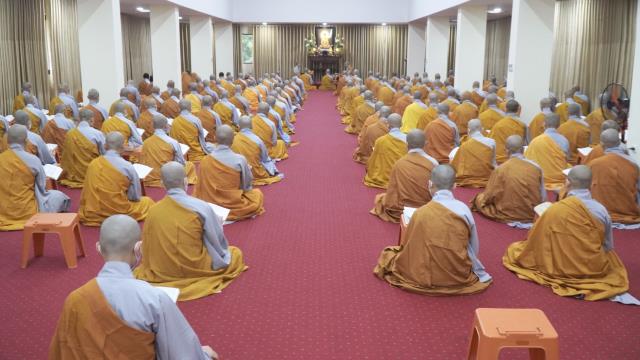 Chư Tăng Học viện PGVN tại Hà Nội thính giới, bố tát định kỳ