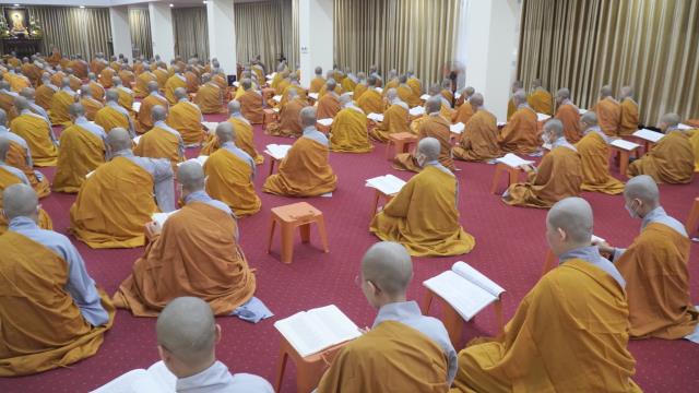 Chư Tăng Học viện PGVN tại Hà Nội thính giới, bố tát định kỳ