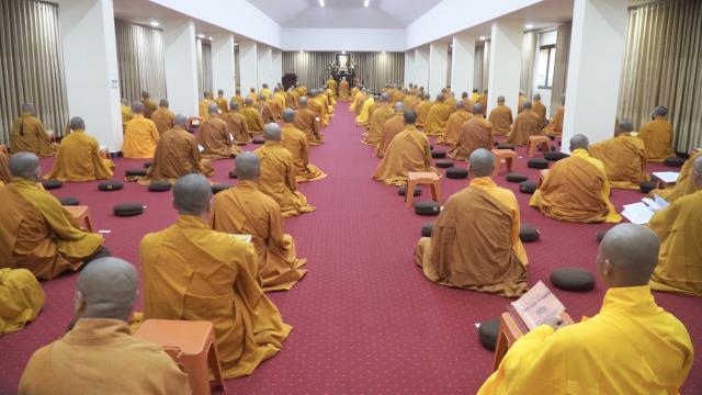 Chư Tăng Học viện PGVN tại Hà Nội thính giới, bố tát định kỳ