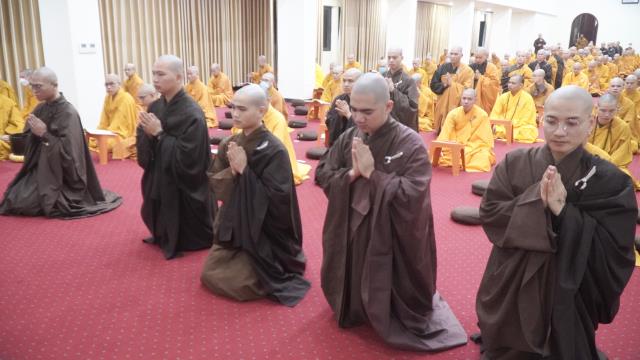 Chư Tăng Học viện PGVN tại Hà Nội thính giới, bố tát định kỳ