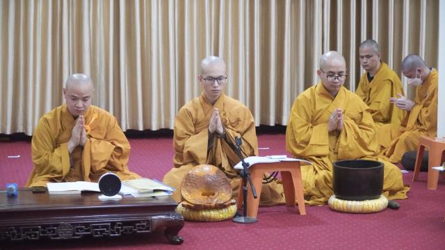 Chư Tăng Học viện PGVN tại Hà Nội thính giới, bố tát định kỳ