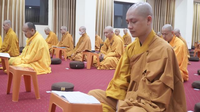 Chư Tăng Học viện PGVN tại Hà Nội thính giới, bố tát định kỳ