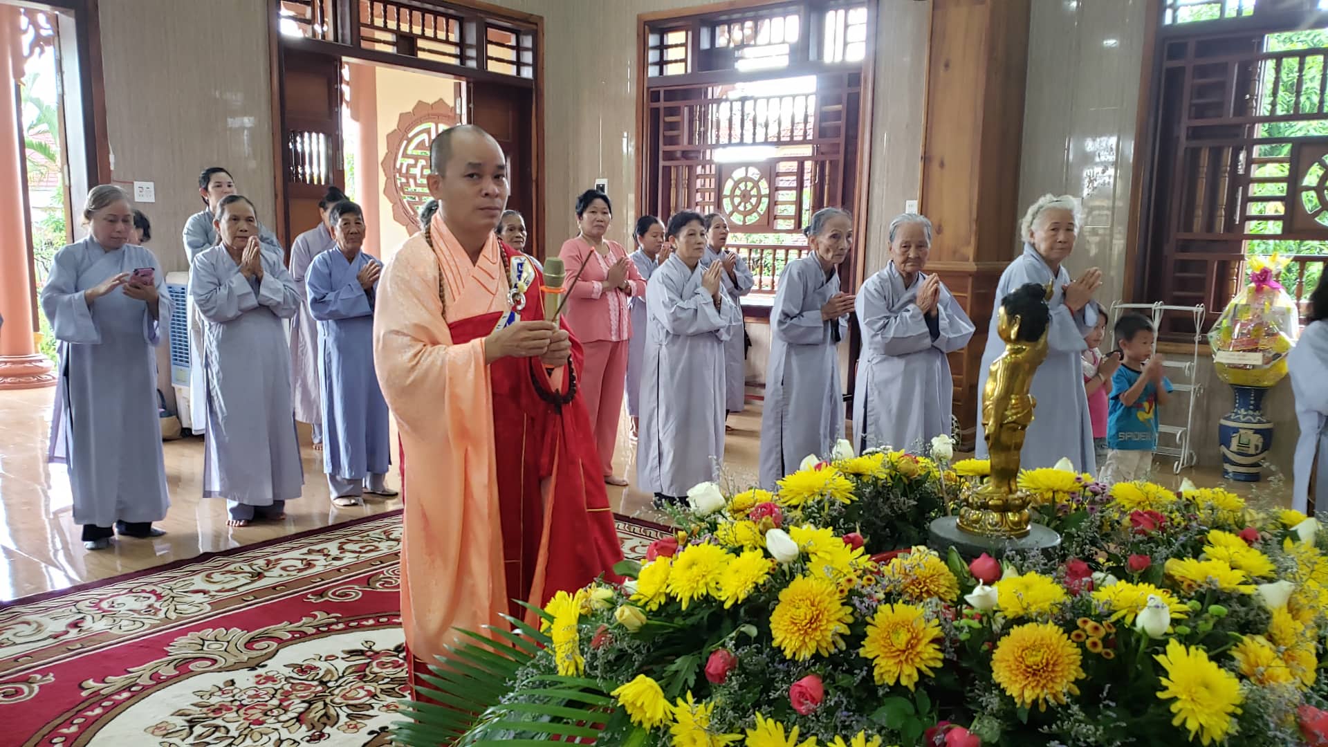 Trang nghiêm lễ tắm Phật tại chùa Hưng Long