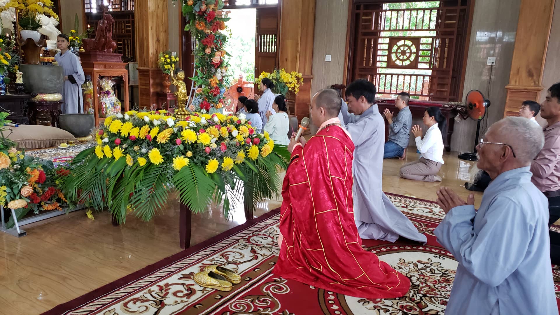 Trang nghiêm lễ tắm Phật tại chùa Hưng Long