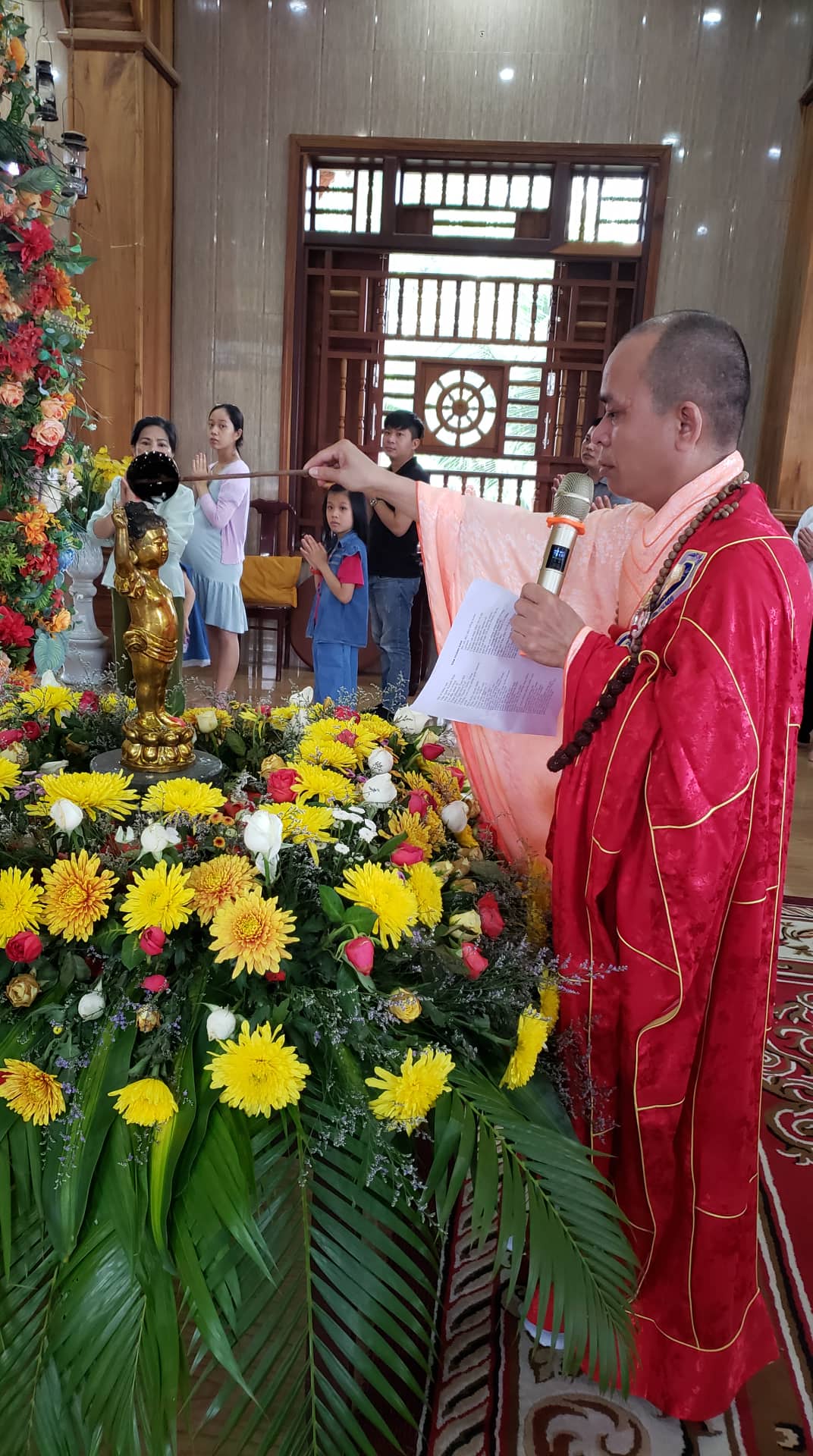 Trang nghiêm lễ tắm Phật tại chùa Hưng Long
