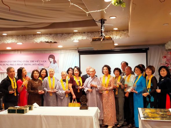 Lễ Trao Giải Thi Viết Văn Hương Sen: Dùng Văn Học Để Hoằng Pháp
