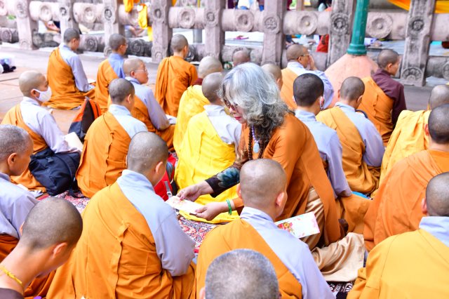 Chương Trình Cúng Dường Trai Tăng Và Từ Thiện Tại Ấn Độ (C297)