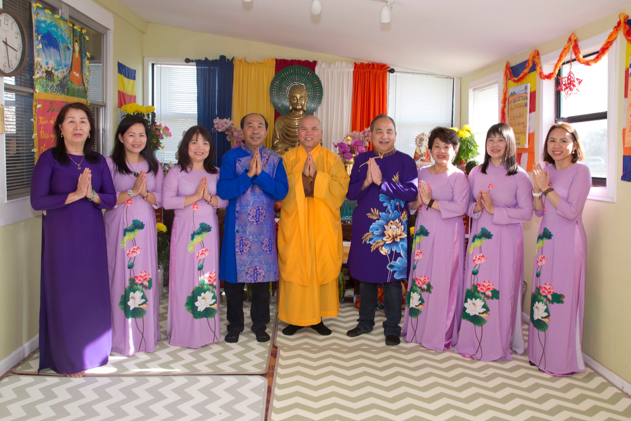 Viếng Thăm Chùa Đầu Năm