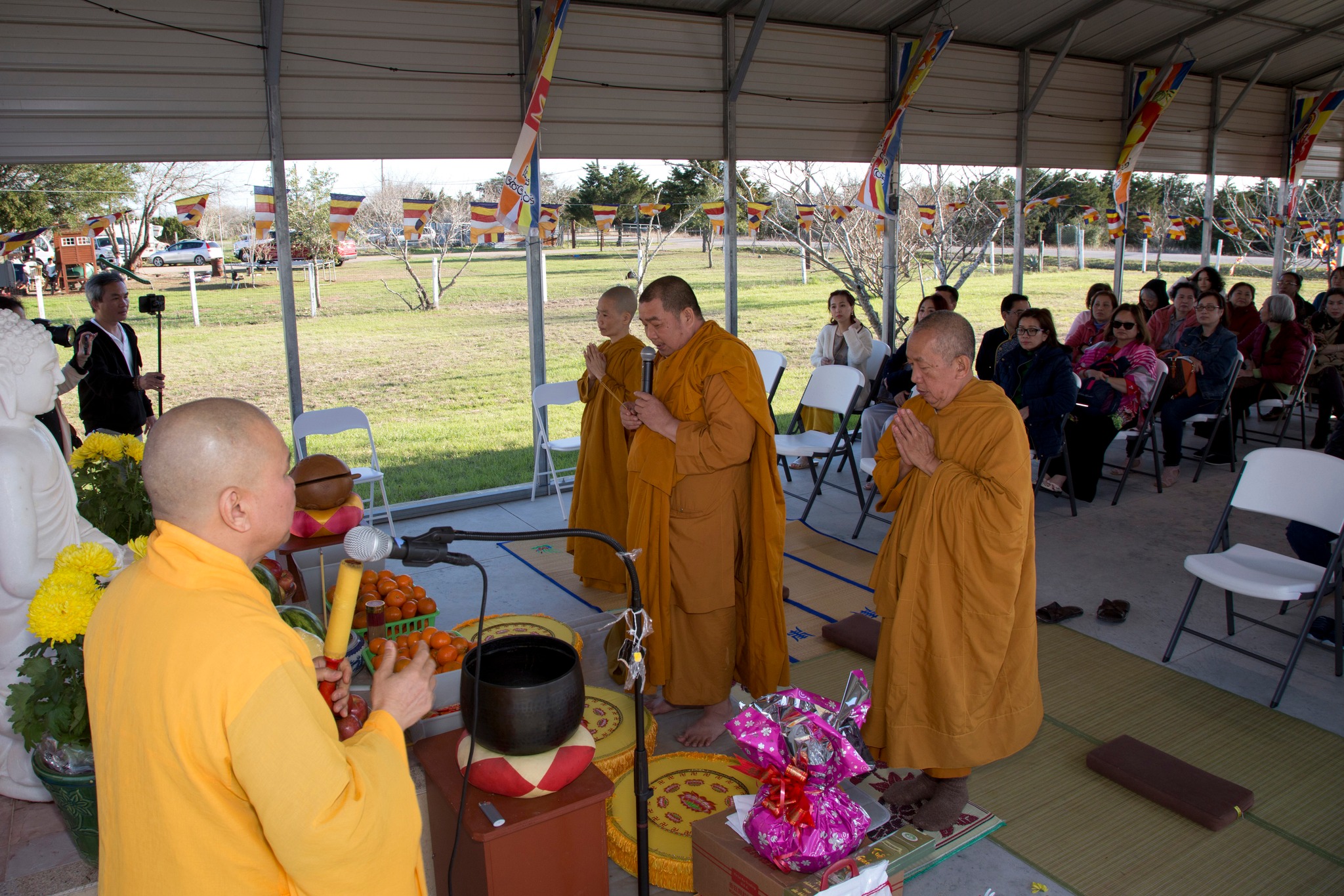 Viếng Thăm Chùa Đầu Năm