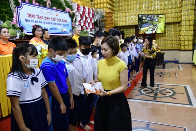 Trao Tặng Học Bổng Đến Trẻ Em Mồ Côi Vì Dịch Bệnh Covid-19 (C278)
