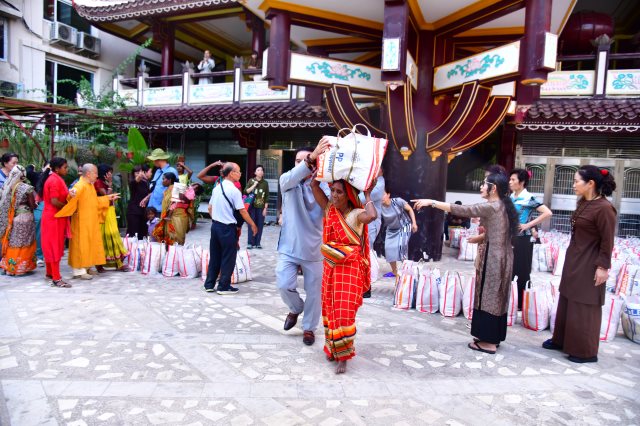Chương Trình Cúng Dường Trai Tăng Và Từ Thiện Tại Ấn Độ (C297)