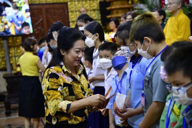 Trao Tặng Học Bổng Đến Trẻ Em Mồ Côi Vì Dịch Bệnh Covid-19 (C278)