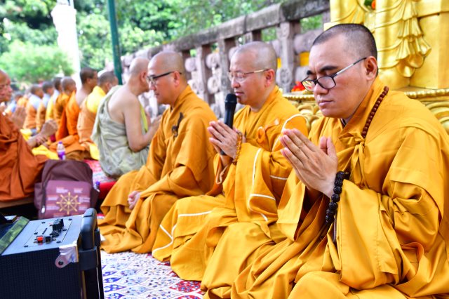 Chương Trình Cúng Dường Trai Tăng Và Từ Thiện Tại Ấn Độ (C297)