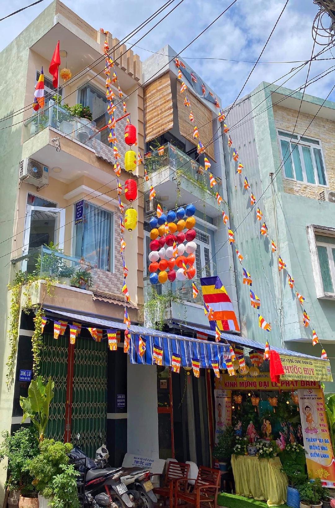 Đưa Phật Đản Đến Gần Hơn Với Mọi Người. Trang Trí Vườn Lâm Tì Ni và lễ Tắm Phật Mừng Phật Đản tại cửa hàng làm việc ở Quy Nhơn - Bình Định