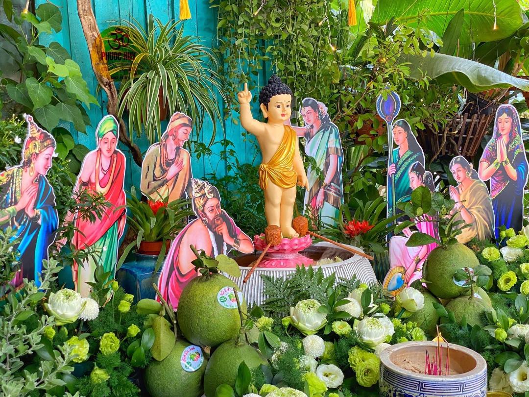 Đưa Phật Đản Đến Gần Hơn Với Mọi Người. Trang Trí Vườn Lâm Tì Ni và lễ Tắm Phật Mừng Phật Đản tại cửa hàng làm việc ở Quy Nhơn - Bình Định