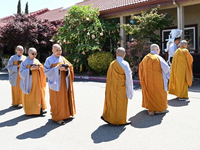 Trang Nghiêm Lễ An Cư Tập Trung Chư Tôn Đức Tăng, Ni Miền Bắc California Tại Chùa Phổ Từ, Hayward, Hoa Kỳ