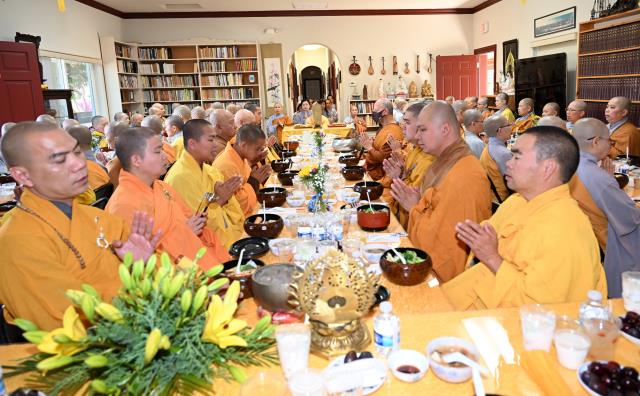 Trang Nghiêm Lễ An Cư Tập Trung Chư Tôn Đức Tăng, Ni Miền Bắc California Tại Chùa Phổ Từ, Hayward, Hoa Kỳ