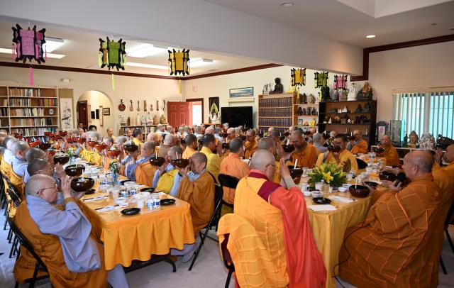 Trang Nghiêm Lễ An Cư Tập Trung Chư Tôn Đức Tăng, Ni Miền Bắc California Tại Chùa Phổ Từ, Hayward, Hoa Kỳ
