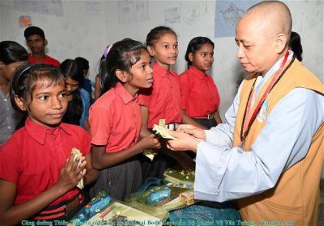 Hành hương chiêm bái Phật tích Ấn Độ và Nepal 2023 - Cúng dường Thiên Tăng và công việc từ thiện tại Bodh Gaya, Ấn Độ